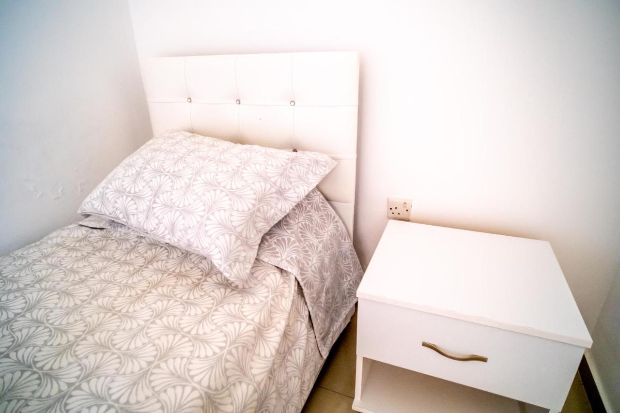 Spacious Three-Bedroom Apartment With Sea View A3 키레니아 외부 사진