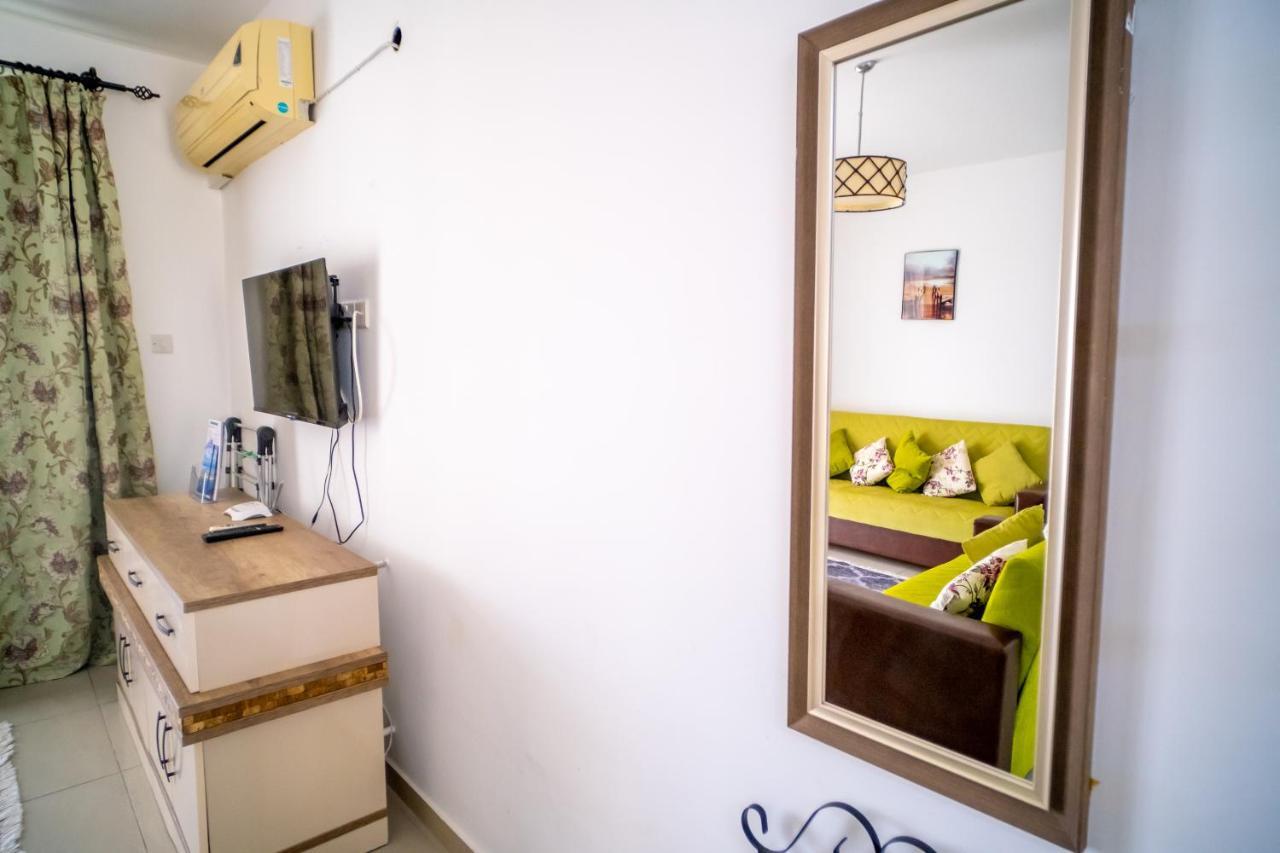 Spacious Three-Bedroom Apartment With Sea View A3 키레니아 외부 사진